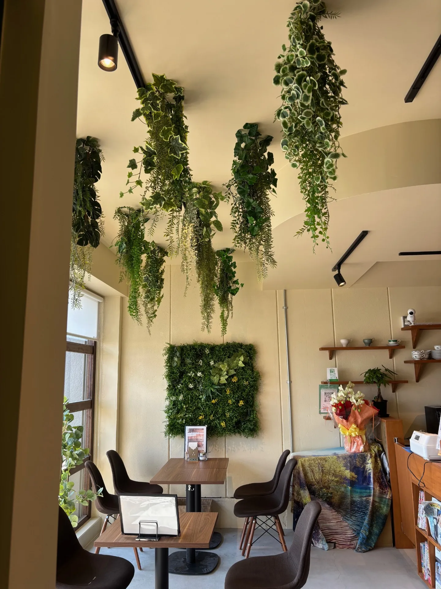 グリーンで癒すカフェ空間