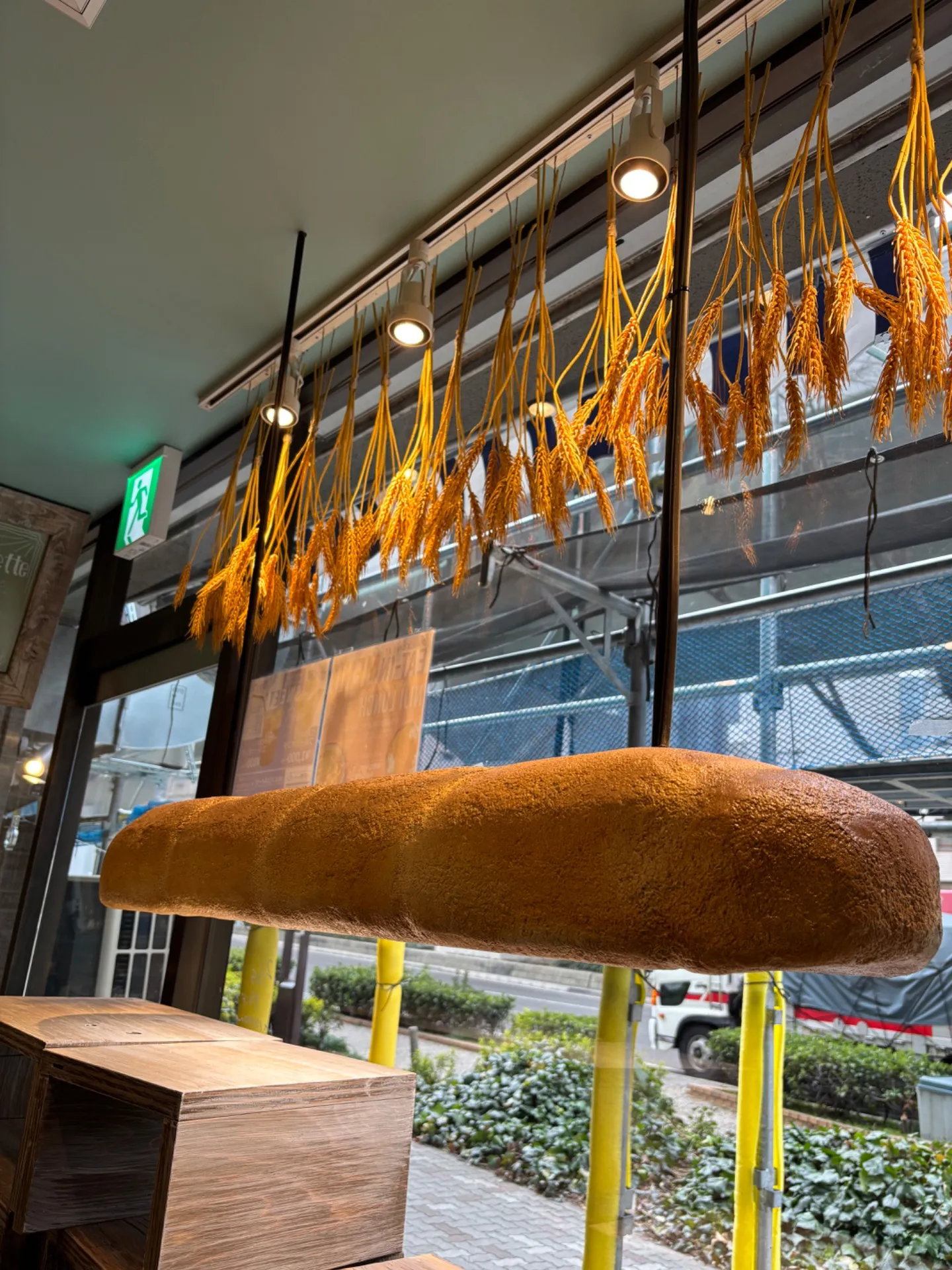 パンと麦の穂が彩る店舗ディスプレイ